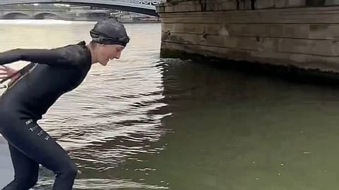 وزيرة الرياضة الفرنسية إيميلي أوديا كاستيرا تسبح في نهر السين