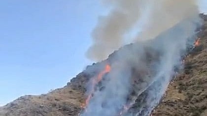 فرق الإطفاء تباشر حريقًا انتشر في جبال عقبة الباحة