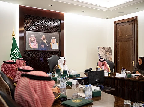 نائب أمير مكة يترأس اجتماعًا لتعزيز القطاع السياحي ويستعرض حملة "تراها أقرب"
