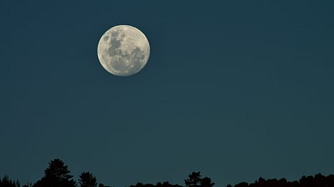 "فلكية جدة": بدر محرم في سماء الوطن العربي اليوم وغدًا والإضاءة 99.2%