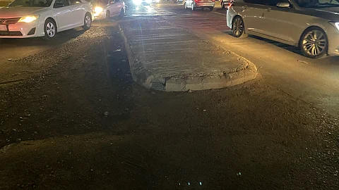 شاهد.. تضرر عدد من المركبات بسبب رصيف في شارع الحج بمكة