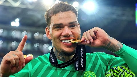 إيدرسون دي مورايس حارس مرمى مانشستر سيتي الإنجليزي