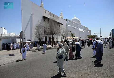 مئات الزائرين يَفِدون يوميًّا إلى مسجد القبلتين التاريخي بالمدينة المنورة