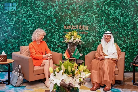 وزير الطاقة يبحث سبل تعزيز التعاون المناخي والتقنيات النظيفة مع مبعوث الخارجية الألماني