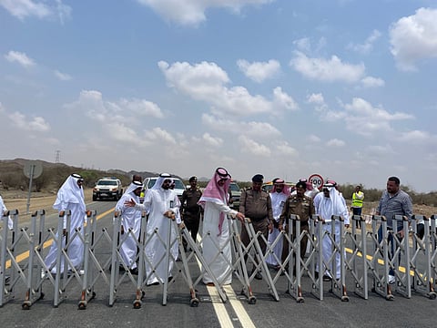 ينهي مخاطر 20 عاماً مع السيول.. محافظ القنفذة يفتتح طريق قنونا بعد تعديل مساره