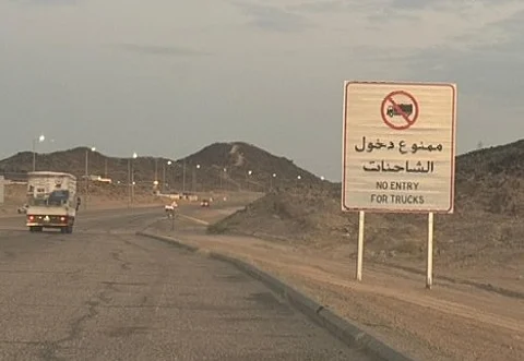 اللوحة لم تمنعهم.. الشاحنات تواصل سيرها على طريق "عنان- الرين"
