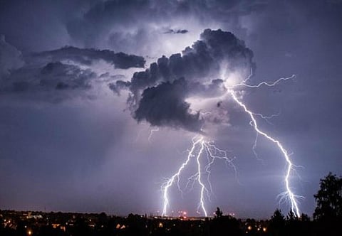 إنذار أحمر بجازان وعسير والباحة.. أمطارٌ غزيرة وصواعقُ رعديّة و"المدني" يتفاعل