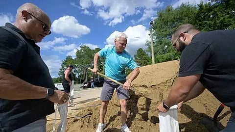 سكان يتحصنون من الإعصار في فلوريدا