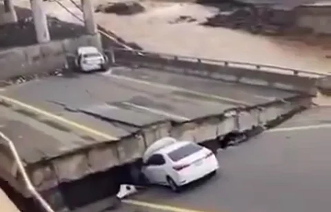 جانب من حادثة انهيار جزء من كوبري "رديس"