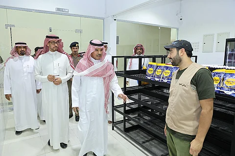 "محافظ الزلفي" يتفقد السوق المركزي للخضار والفواكة بطريق الملك فهد