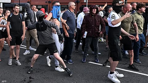 الاحتجاجات المناهضة للمهاجرين اتخذت منحى عنيفا