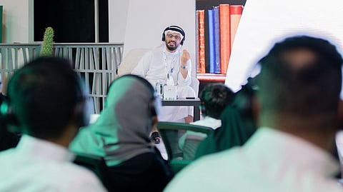 الروائي عبدالواحد الأنصاري خلال ورشة العمل بمعرض المدينة المنورة للكتاب