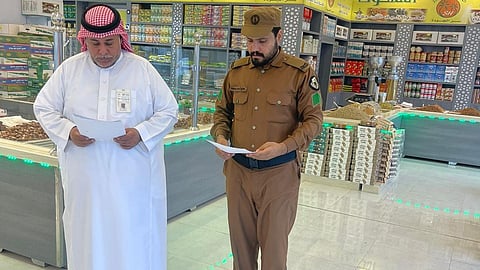 لجنة التوطين بنجران تتابع جولاتها الرقابية على نشاط بيع التمور والبذور