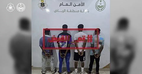 في قبضة رجال الأمن.. مخالفون اعتدوا على مقيم بسلاح أبيض ومروّج مخدرات بالرياض