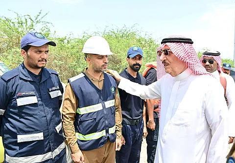 أمير جازان يتابع ميدانيًا المواقع المتضررة من السيول بمحافظات المنطقة