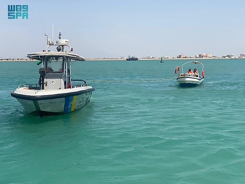 حرس الحدود بجازان يقدم المساعدة لبحار تعرّض إلى أزمة صحية في عرض البحر