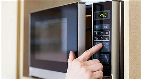 تتكاثر بأفران الميكروويف وقد تكون قاتلة.. الكشف عن سلالات ميكروبات "مقاومة للإشعاع"