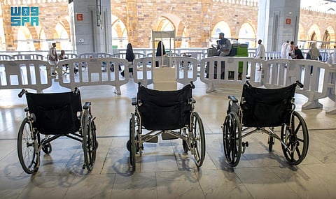 توفير التنقل بالعربات اليدوية في المسجد الحرام لكبار السن وذوي الإعاقة بالمجان