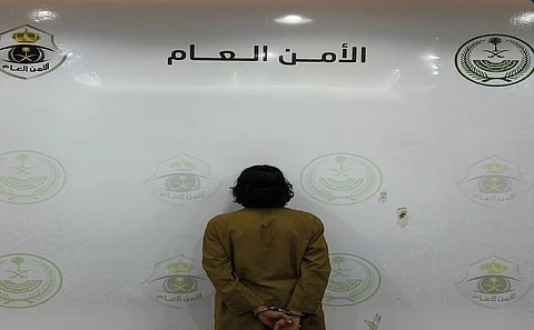 القبض على باكستاني هدَّد مواطناً بـ "ماسورة" بعد كشفه طمس لوحات شاحنته