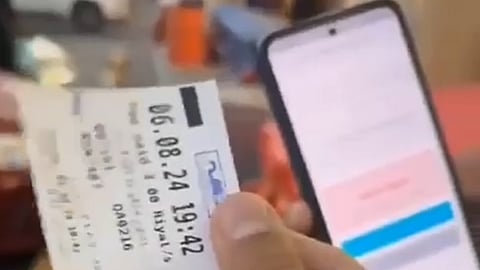 "تذكرة ومقيم وحلول غائبة".. فيديو لمواطن وموظف بالمواقف الذكية يُثير تساؤلات!