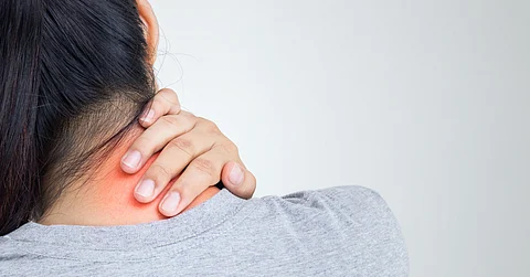 متناولةً الأسباب والحلول.. أخصائية طب أعصاب تسلط الضوء على "آلام الرقبة"