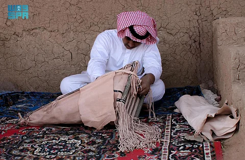 حقائب وكماليات سيارات وأكثر.. قصص فنية تحكي عن "الصناعات الجلدية في نجران"
