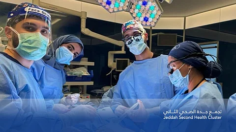 العملية استغرقت 12 ساعة.. مستشفى بجدة يُنقذ شابًا تهشّم وجهُه