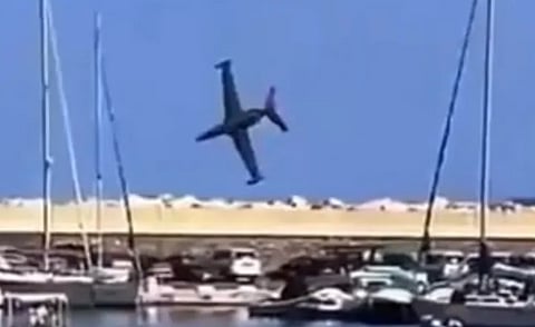 بالفيديو.. لحظة سقوط طائرة ومصرع قائدها في فرنسا