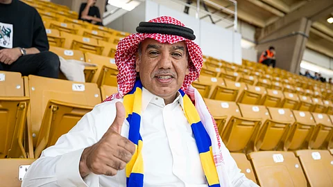 وسط أجواء باردة في أبها.. حضور مبكر لجماهير الهلال والنصر للملعب
