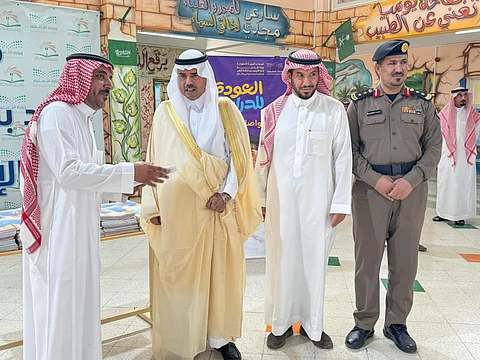 تزامناً مع بداية العام الدراسي.. محافظ الزلفي يتفقد المدارس ويلتقي الطلاب