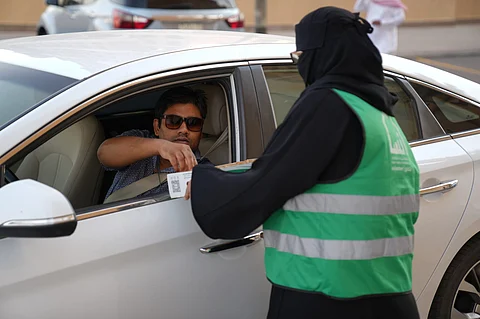 "إنسان" توزع 700 مظلة شمسية في عدد من مرافق الرياض