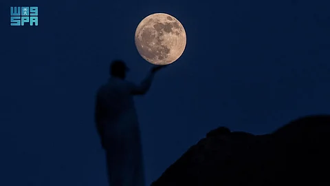 "القمر الأزرق الموسمي".. الظهور الأول لقمر البدر العملاق في عام 2024