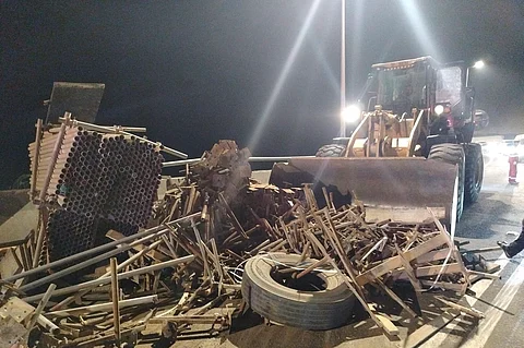 عطل ثم رجوع للخلف فانقلاب.. شاحنة حديد تغلق "عقبة شعار" بعسير ولا إصابات