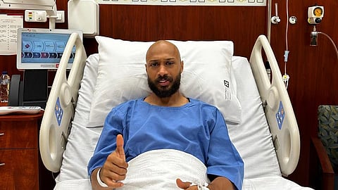اللاعب حسين النخلي بعد إجراء العملية بمستشفى الدكتور سليمان الحبيب بالخبر