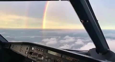 قبل تجمُّد الطائرات فوق جبال الألب.. هنا مشاهد غريبة وثّقها الطيَّارون السعوديون في الجو