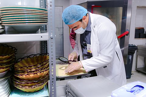 بعد الفحص المختبري.. أمانة تبوك تتلف 479 كيلوغرامًا من الأغذية غير الصالحة