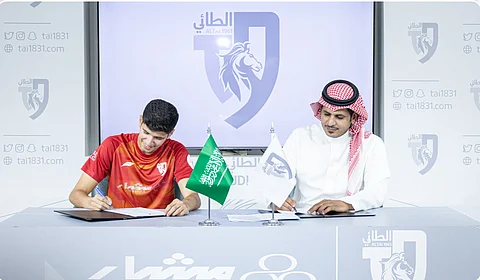 اللاعب عمار العمار يوقع عقداً احترافياً مع نادي الطائي لموسمين
