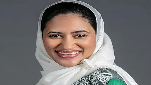 الباحثة الأستاذ المشارك الدكتورة حنين محمد شعيب