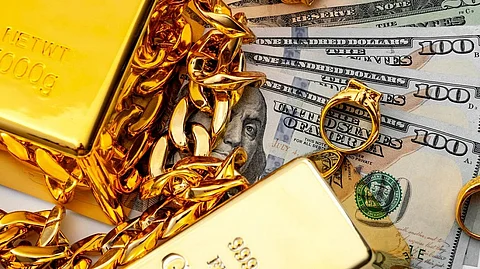 الذهب يرتفع بأكثر من اثنين بالمئة مدعوماً بتراجع الدولار