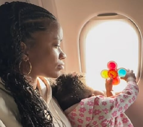 لقطة مرعبة.. شاهد ما فعلته طفلة بنافذة طائرة في الجو!