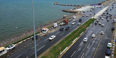 أمطارٌ غزيرة تتواصل على جازان منذ الفجر.. والأهالي يخرجون للشواطئ