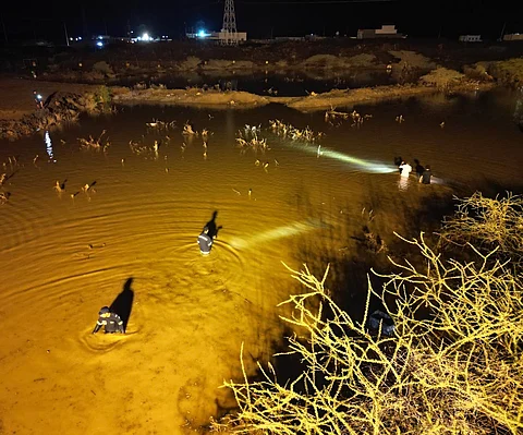 "وفاتان واحتجازات وغمر منزل".. حصيلة أمطار "البرك والقحمة" غرب عسير