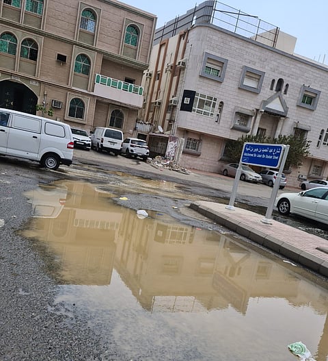 أهالي مخطط فرج المساعد بـ"قويزة جدة" يعانون بسبب تدفق مياه مجهولة.. وهذا رد الشركة الوطنية