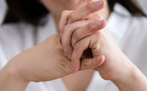 هل يمكن أن تؤدي "فرقعة" الأصابع إلى التهاب المفاصل؟.. هذا رأي الخبراء