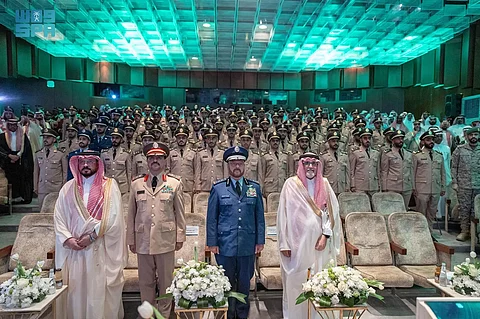 نيابة عن وزير الدفاع.. "الرويلي" يرعى حفل تخريج الدورة الـ 11 للتأهيل العسكري للأطباء الجامعيين