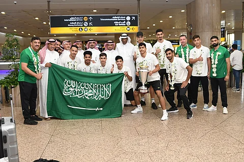 بعد تتويجهم بكأس غرب آسيا للكرة الطائرة.. وصول نجوم الأخضر إلى أرض الوطن