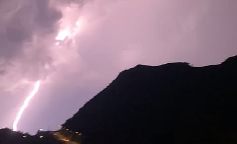 البرق يحوِّل ليل "قنا عسير" إلى نهار.. والمطر يواعده ليلاً