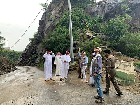 فيفاء.. فريق من "المساحة الجيولوجية" يباشر مواقع الانهيارات لحصر وتقييم الأضرار