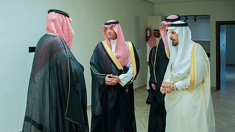 محافظ الأحساء يتفقّد أعمال ترميم منزل أحد مستفيدي وزارة الموارد البشرية والتنمية الاجتماعية
