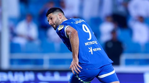 فرحة ميتروفيتش لاعب الهلال بتسجيل هدف في مرمى ضمك